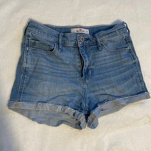 Hollister size 3 light wash shorts w26